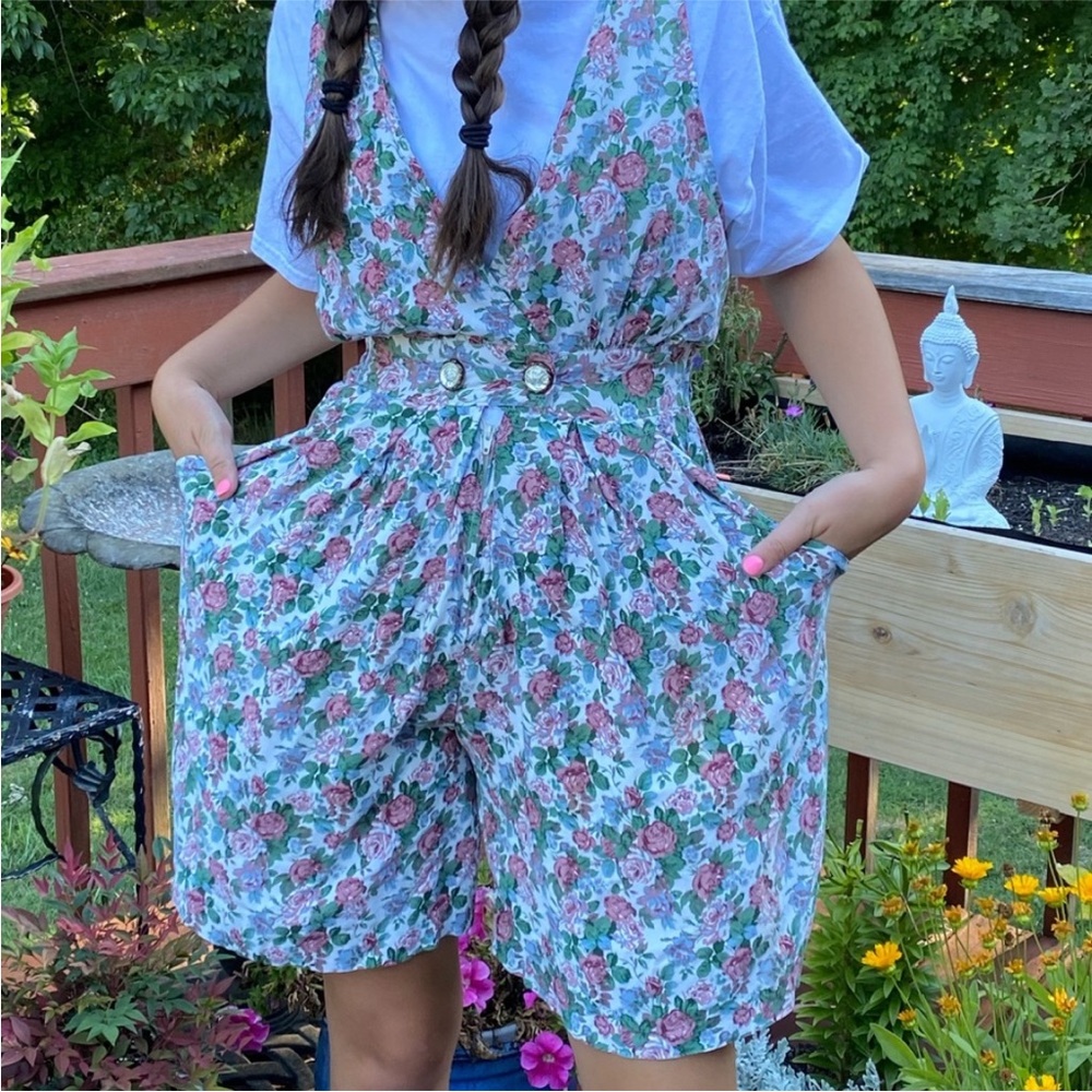 Cute vintage cream floral print sleeveless romper. XS/S